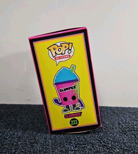 Funko Pop! Ad Icons 7-11 Slurpee 7-Eleven Exclusivo Luz Negra Neón #233 EN CAJA - Imagen 4 de 10