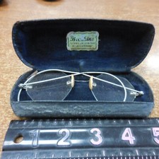 VINTAGE EYE GLASSES GREAT CONDITION --NO NAME