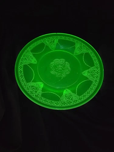 Vintage Federal Georgian LoveBirds Green Uranium Glass 8.5" Salad Luncheon Plate