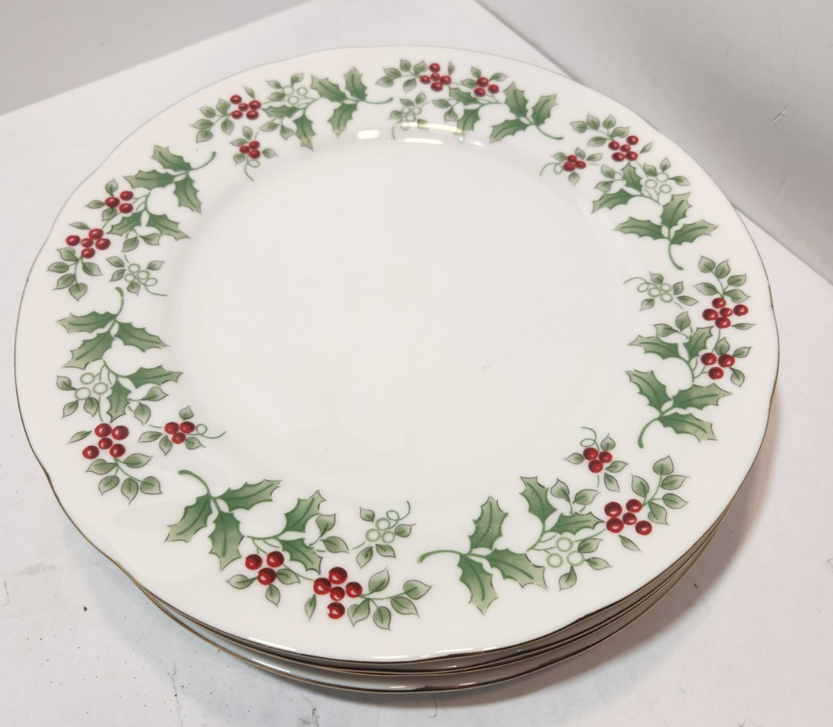 Gibson Housewares Christmas Charm Delight Holly Berry 10" Dinner Plates Set of 4