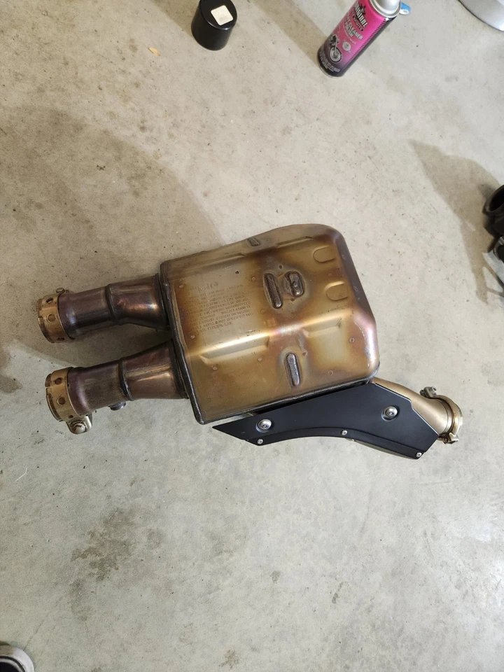 Yamaha R1 2019 - Sistema de escape de stock OEM (tubo medio + silenciador) Foto 4 de 4