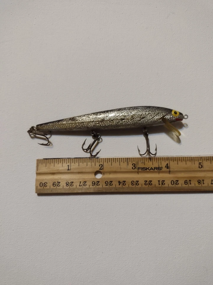 Señuelo de pesca vintage Rebel Minnow flotador negro/plateado 4 1/2" Jerkbait/Stickbait Foto 3 de 4