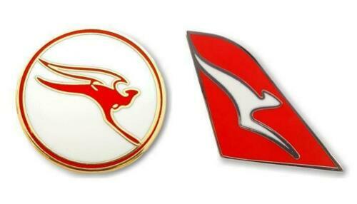 SET OF 2 QANTAS AUSTRALIA TAIL FIN LOGO & RETRO ROUND PIN BADGE AVIATION AIRLINE - Foto 1 di 1