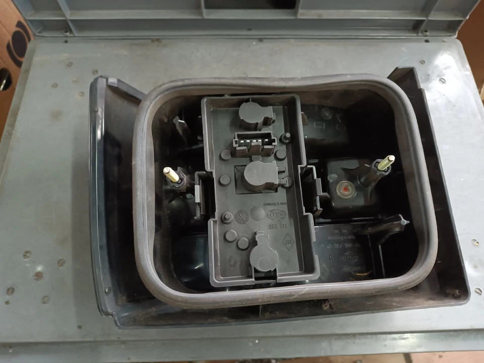 Original Renault 19 II Luz Trasera Izquierda 7700815979 HELLA 2VP006736-01 HELLA - Imagen 3 de 4