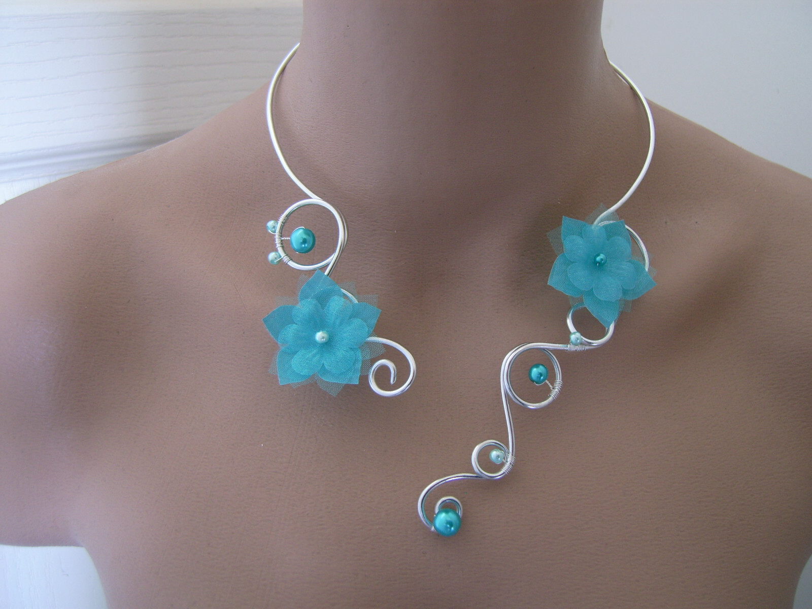 Collier bleu turquoise et argent pour votre robe de soirée de mariage élégante