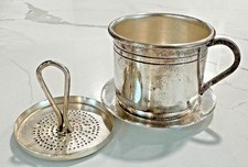 Macchina da caffè vintage con filtro da una tazza placcata argento con piatto