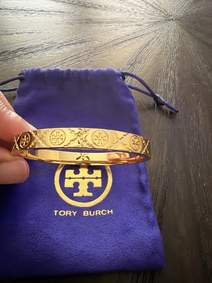 Brazalete con bisagra con monograma T Icono dorado Tory Burch tamaño grande de 7 mm Foto 2 de 4