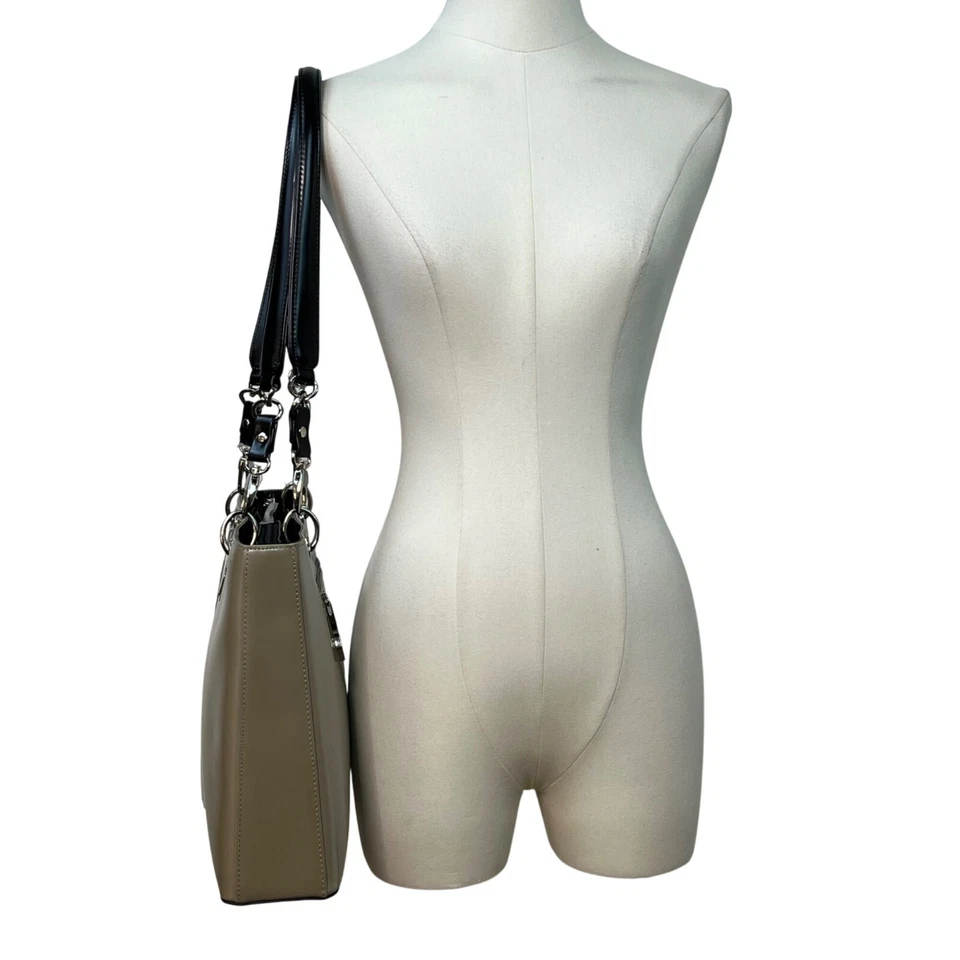 Bolso de Mano Beijo Clásico Para Mujer Gris Charol Con Correas Negras y Logo Plateado Talla L Foto 3 de 4