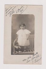 Photo-carte Josette debout avec poupée ancienne 1916 écrite signée circulée rare