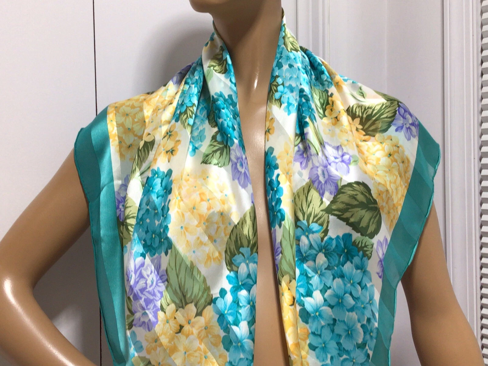 FOULARD EN SOIE CHRISTIAN DIOR « FLEURS » ( 34 x 34 )