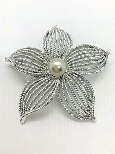Barrette à Cheveux Fleur Argentée Avec Perle Faux Centre - Occasion, Style Vintage