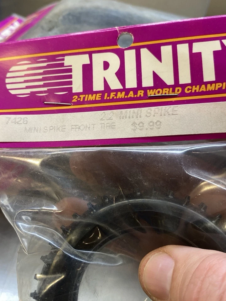 Vintage Team Trinity Front 2.2" Pneus Mini Spikes RC - Imagem 3 de 4