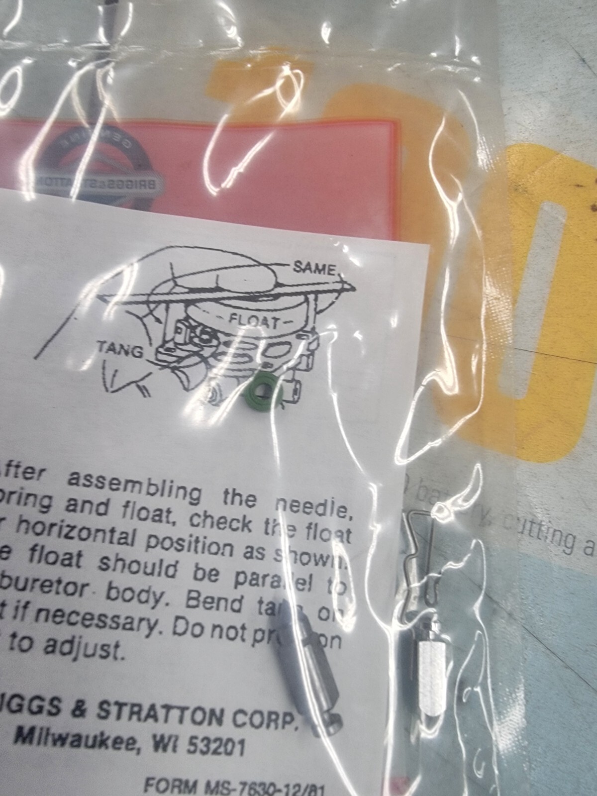 NEW OEM BRIGGS & STRATTON #394681 CARBURETOR NEEDLE AND SEAT KIT