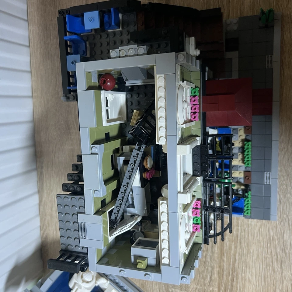 LEGO Modular Buildings 10243 Parisian Restaurant, photo 3 of 4