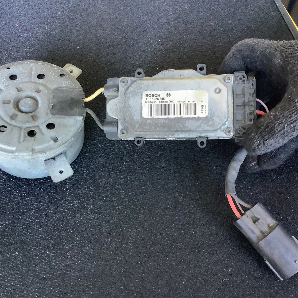 Conjunto de ventilador de refrigeración del radiador del motor Volvo OEM con cubierta para S40 V50 C30 C70 Foto 2 de 3