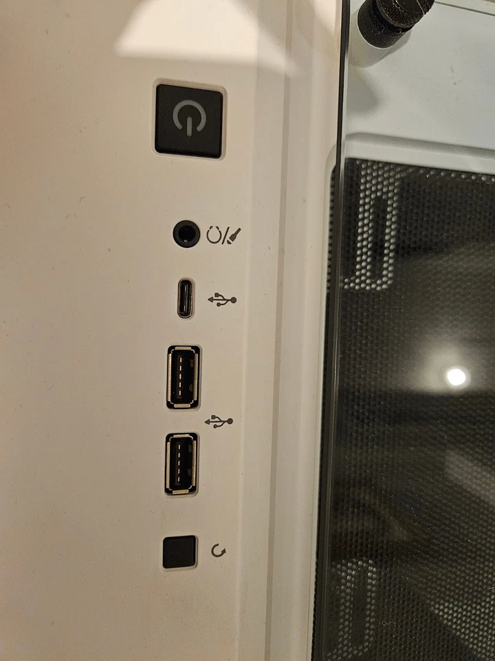 Corsair Crystal Series 680X RGB High Airflow Tempered Glass ATX Gaming Case - Image 4 of 4