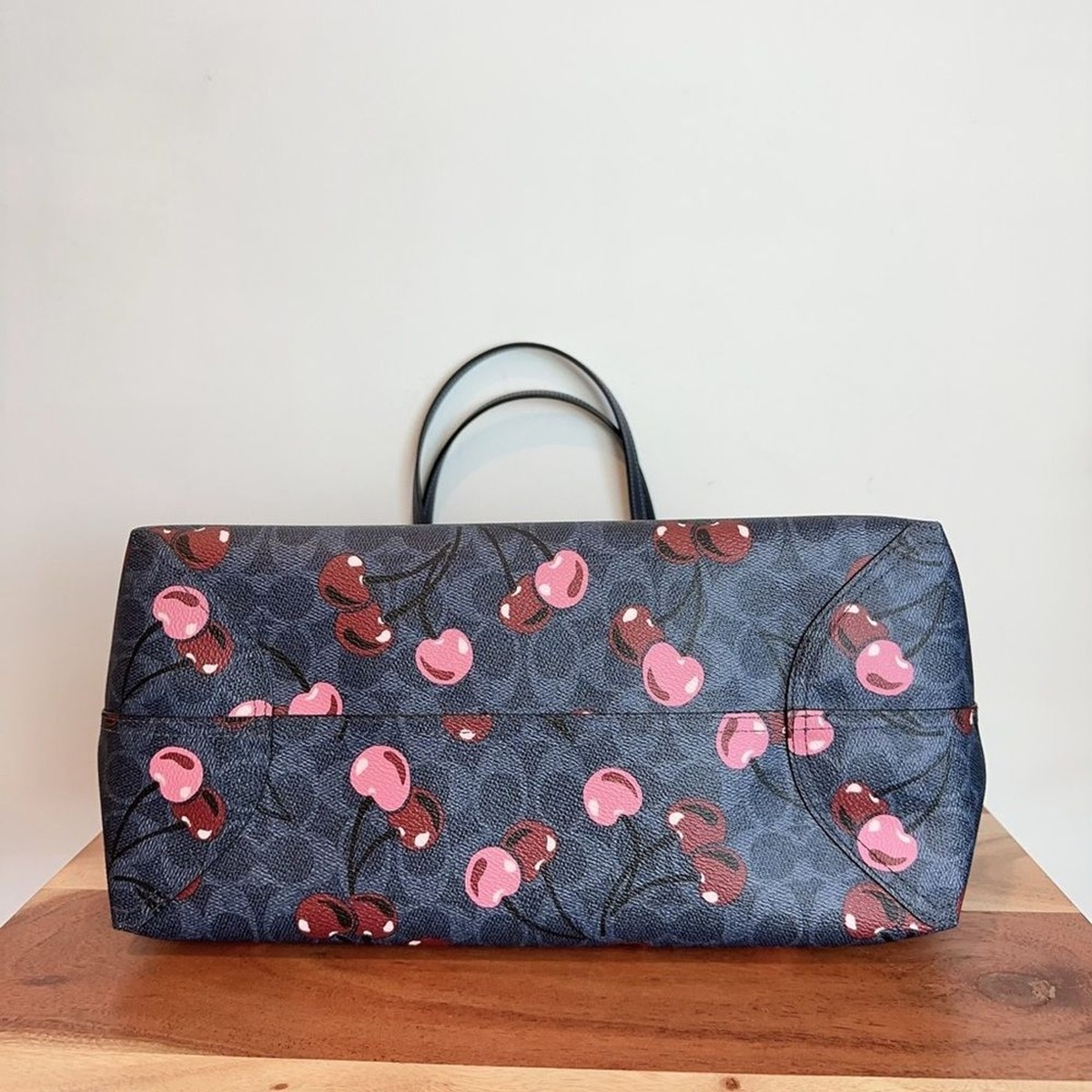 トートバッグ COACH City Tote Bag In Signature Canvas With Cherry CY691 NWT🍒Coach City Tote Bag In Signature Canvas With Cherry