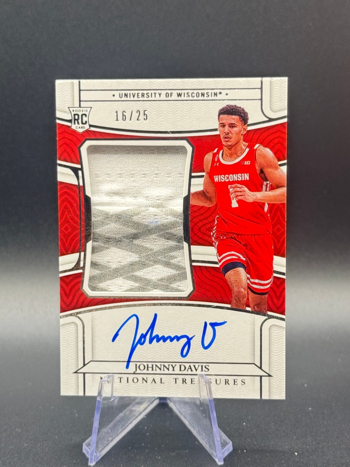 2022 National Treasures Collegiate - Johnny Davis 'College Materials' - #39 /25