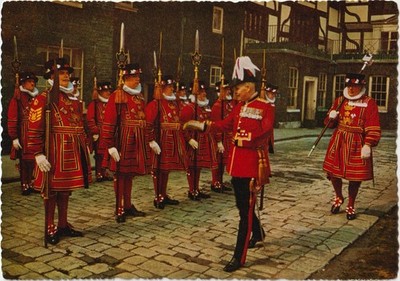   alte Valentine's POSTKARTE_TOWER_LONDON_Yeomen Warders_Queen_King_Windsor