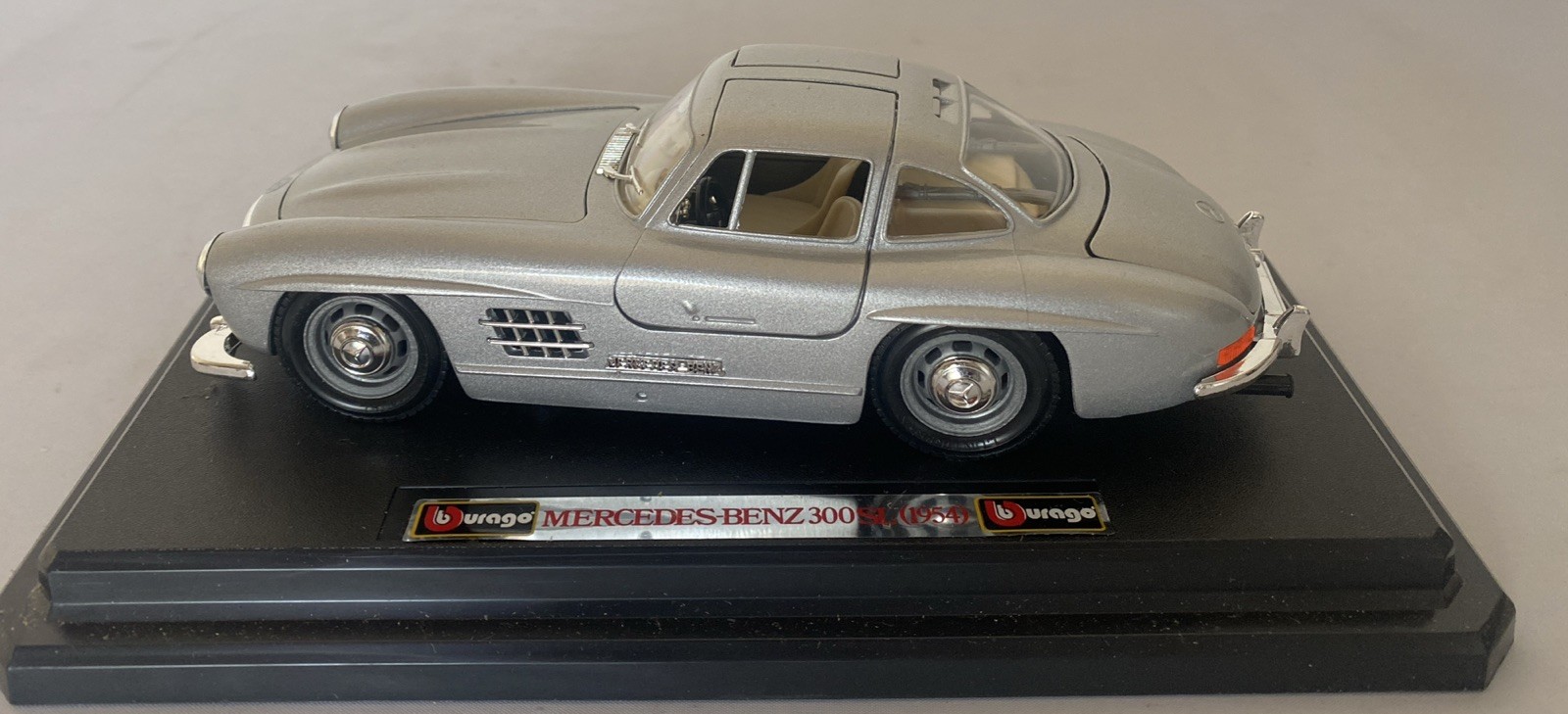 Burago 1:24 Scale Mercedes Benz 0522 Silver 300SL 1954 With Box And Stand