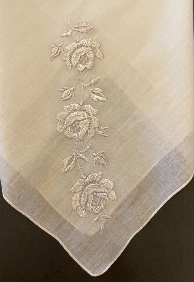 Pañuelo vintage para mujer blanco algodón bordado plata rosa spray Foto 2 de 4