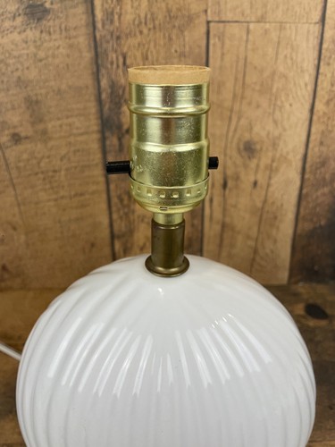 Vintage Table Lamp White 1980s Round Bedside Glossy Ceramic 9.5" Excellent Ridge - Picture 8 of 8