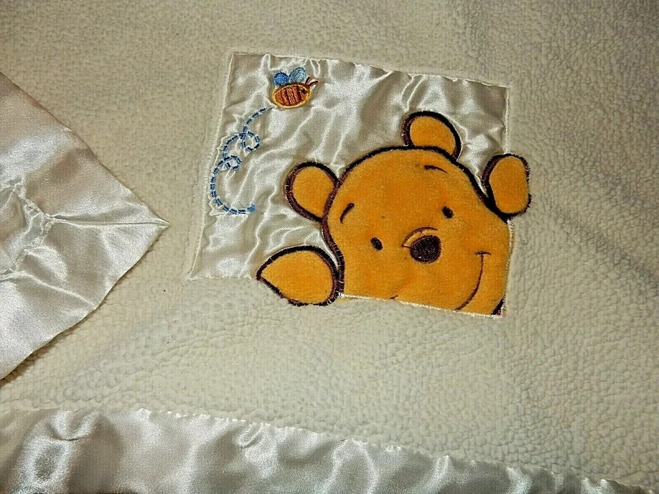 1D! UAU! Cobertor de bebê Kidsline Disney Winnie the Pooh pelúcia Sherpa cetim berço - Imagem 2 de 4