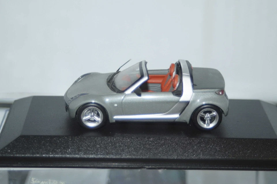 Minichamps Smart Roadster 2003 in Grey 1:43 ref 400 032131 - Image 4 of 4