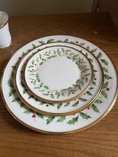 LENOX HOLIDAY DIMENSION FIVE PC PLACE SETTING FOR EIGHT & 3 SERVING /TABLE CLOTH