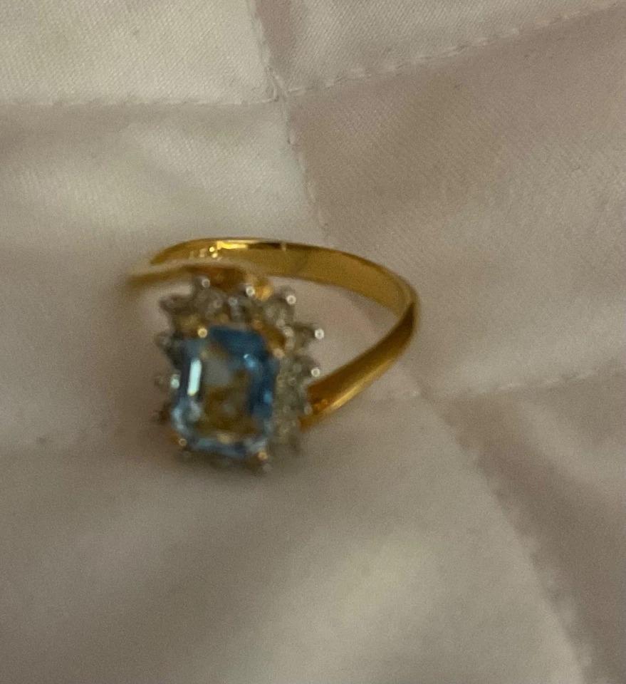 Кольцо из желтого золота 18 карат HGE размер 7 1/2 с синим фианитом основным камнем и маленьким белым фианитом - Изображение 2 из 4