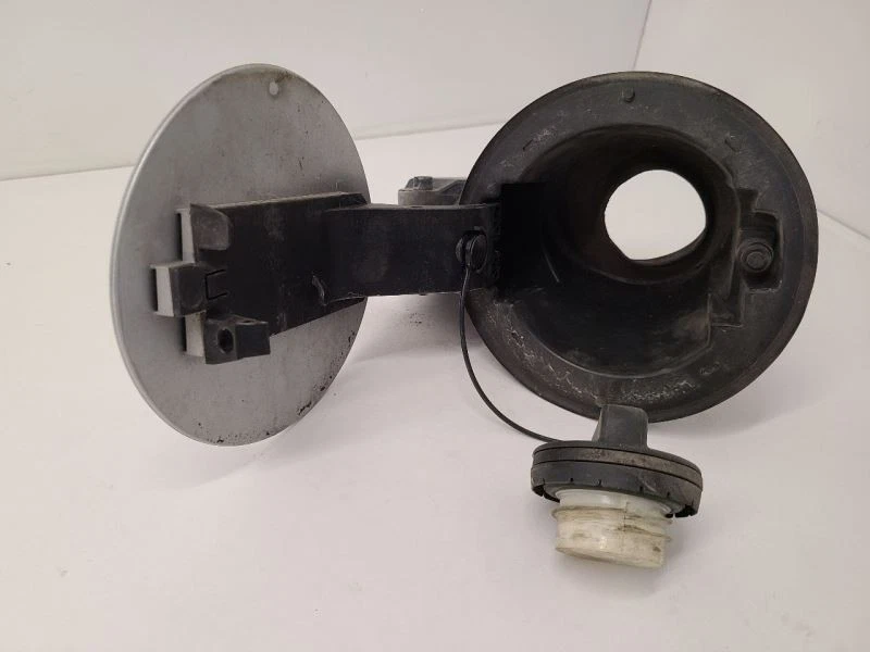 Puerta de llenado de combustible plateada Buick Lacrosse 2010-2016 22938619 10-16 Foto 3 de 4