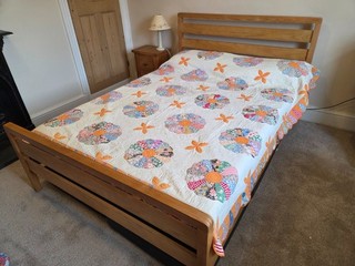 Vintage Dresden Plate American patchwork quilt with scalloped edge c.71x85"