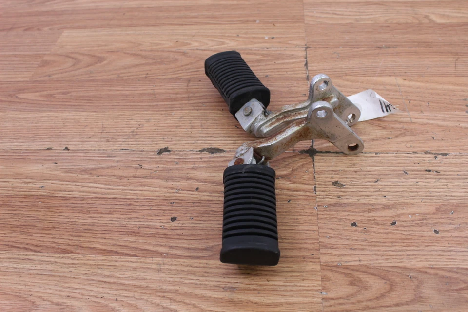 Suzuki GS450L 1983 estriberas delanteras izquierda y derecha con soportes - par Foto 2 de 4