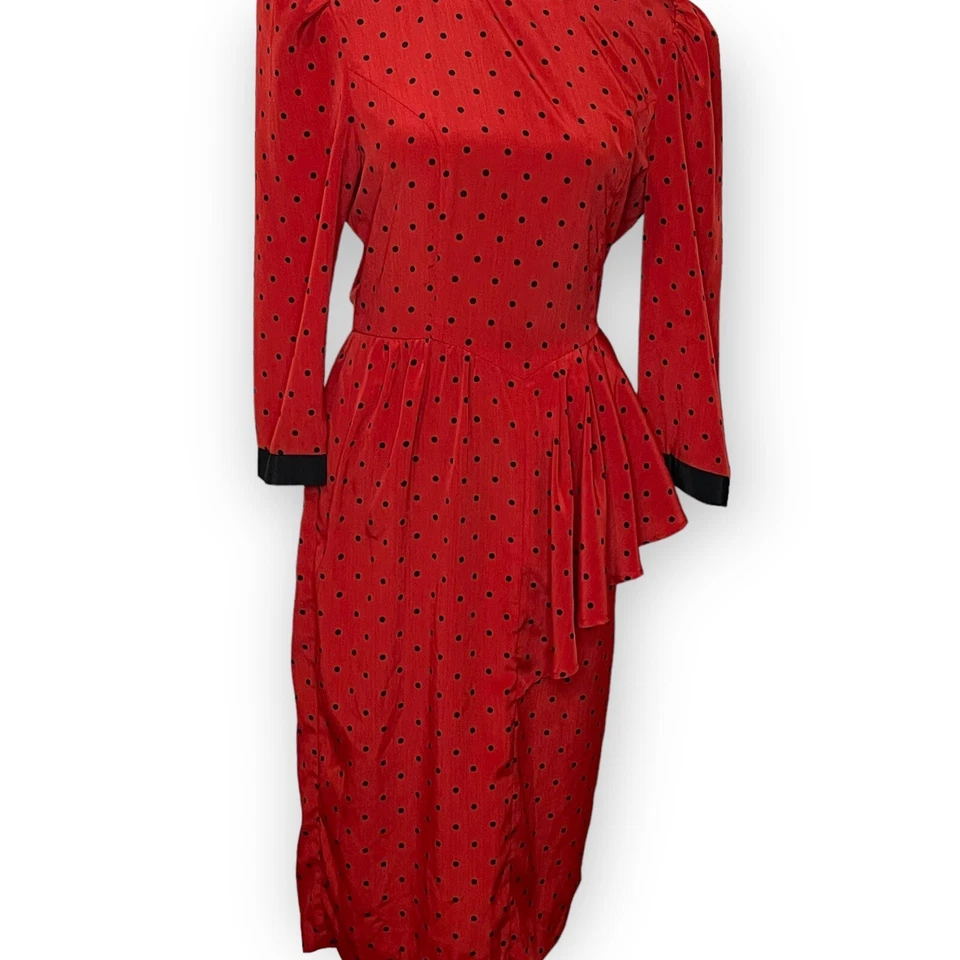 Vestido Midi Feminino Petite Focus 4 Bolinhas Vermelhas Babado Leve Anos 80 Pinup Antigo - Imagem 2 de 4