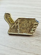 Anstecknadeln Anstecknadeln Badge Metall Vogelform mit Motiv Buchstaben gebraucht