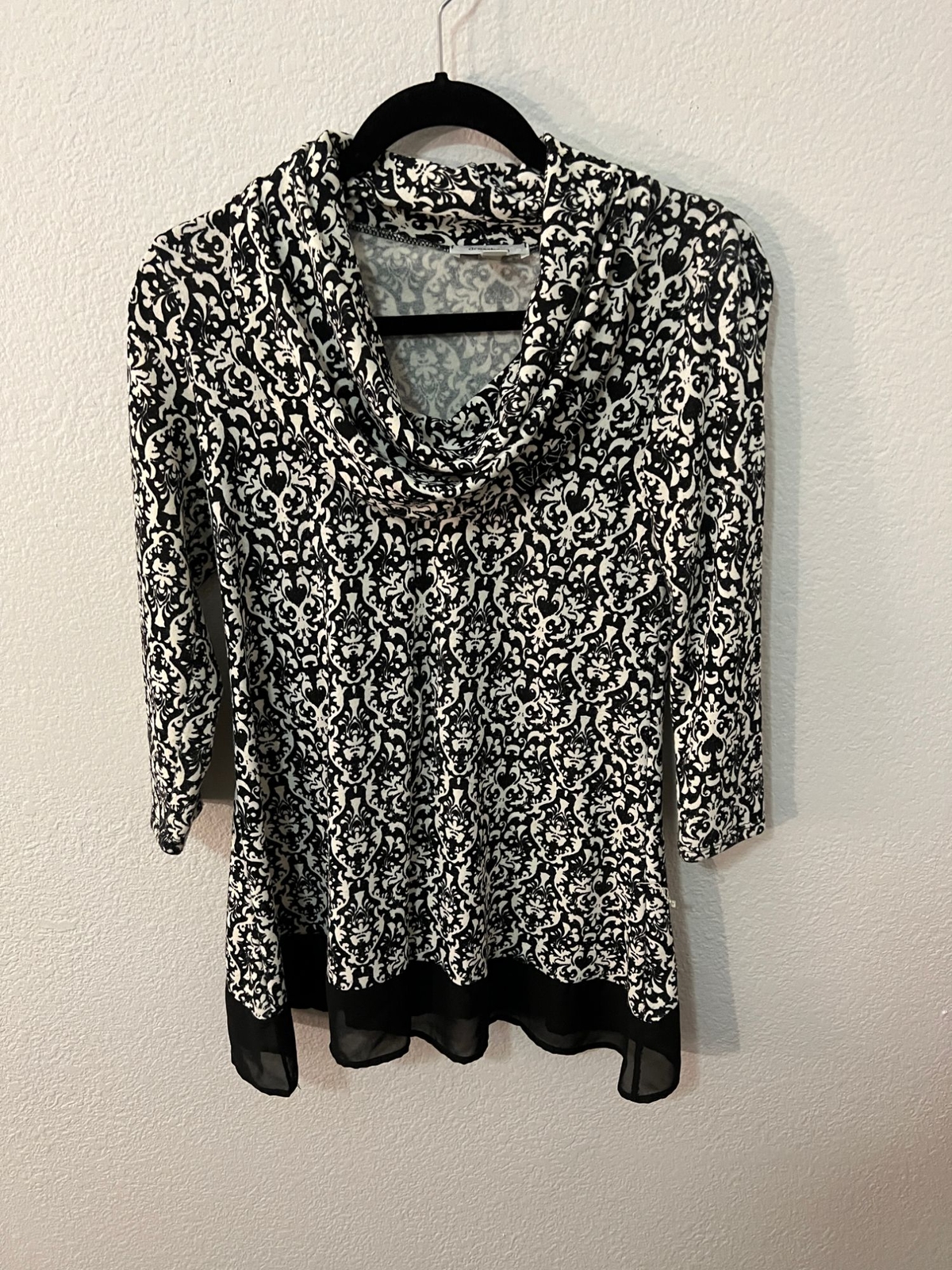 Soft Black and White Women’s Top by Dress Barn in Size Small-image