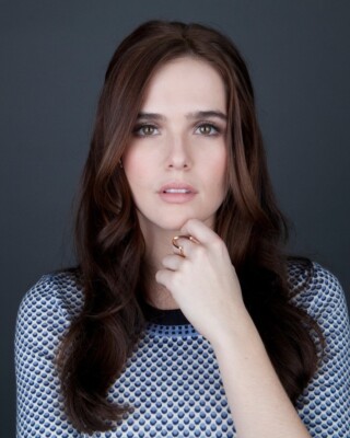 ZOEY DEUTCH 8x10 PHOTO *
