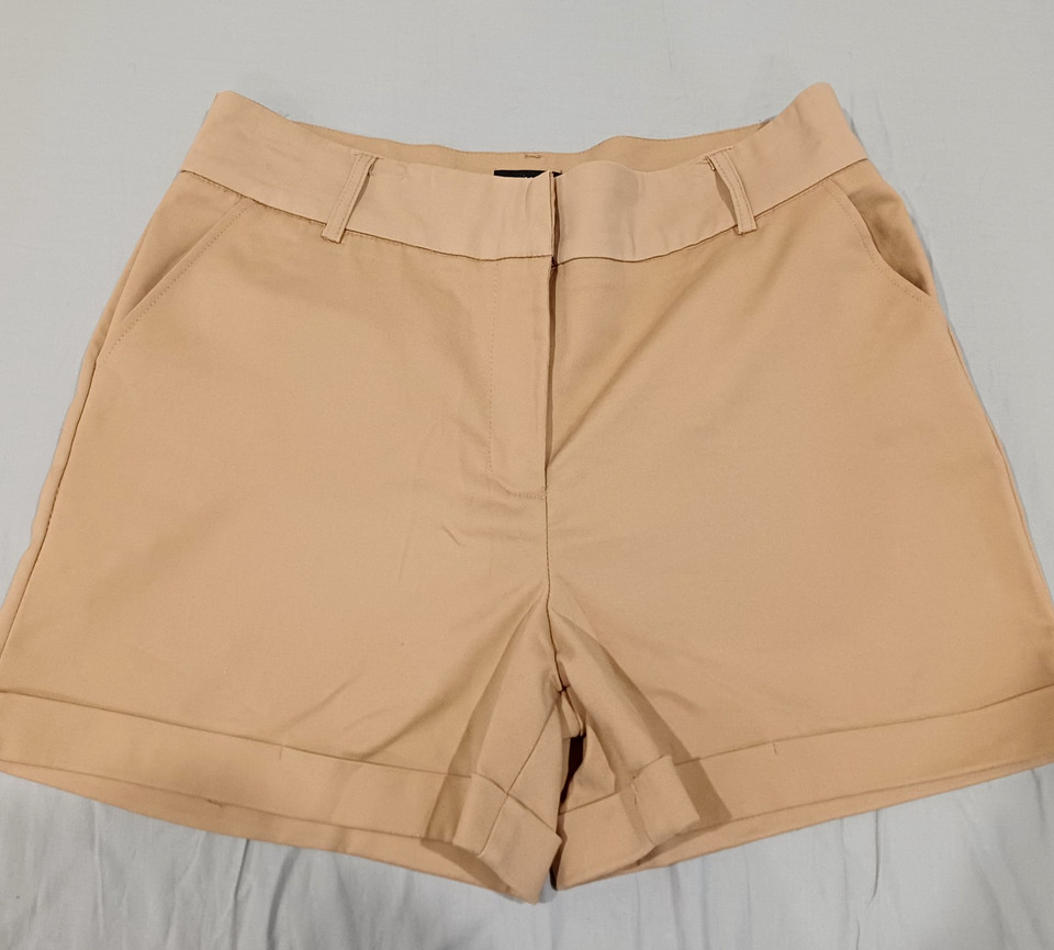 Tanned Dotti tailored high-waisted shorts. Medium. #QuietLuxury #Preppy. 