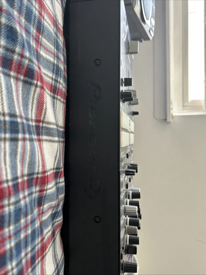 Mezclador DJ de 2 canales Pioneer DJM-S9 compatible con Serato DJ Pro Foto 3 de 4