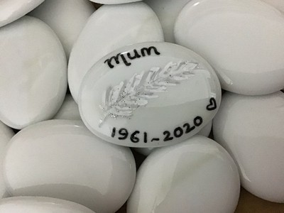 Denkmal Mama Papa Kieselstein handbemalt Feder Beileid Erinnerung Geschenk