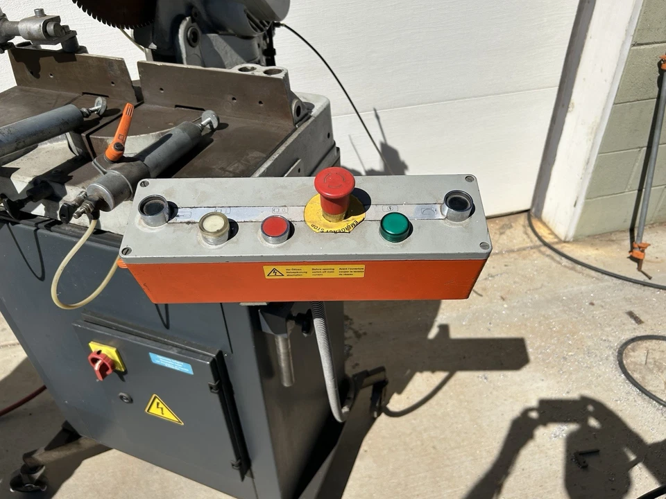 Sierra automática de aluminio trifásica Elumatec MDL 73 fresadora en funcionamiento Phoenix P/U Foto 2 de 4