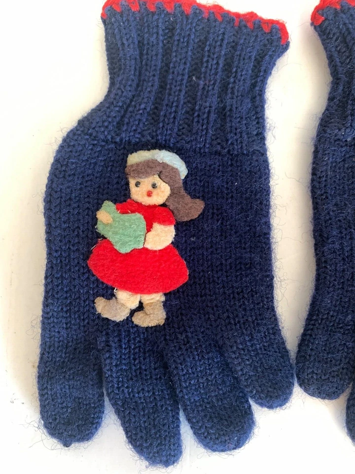 Guantes para niños tejidos a mano de colección con niña sosteniendo libro apliche hechos a mano 1949 Foto 3 de 4