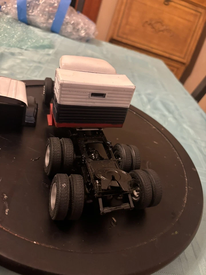 Lote de quatro caminhões de ferro-velho construídos em escala 1/25 - Imagem 4 de 4