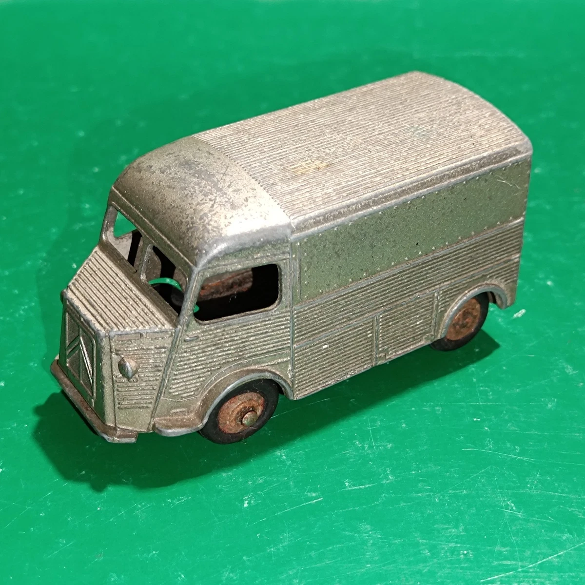 AU JOUET PARISIEN: Dinky Toys France 561 Citroën 1200 kgs Cibié