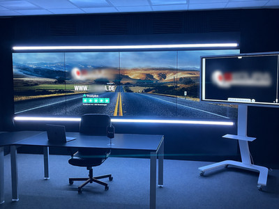 High-End Studio-Videowand (8 Displays, 4,33 m) mit LED & Antireflex-Spezialfolie