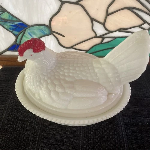 VINTAGE WESTMORELAND MILK GLASS NESTING HEN W/RED HEAD W/SPLIT TAIL 7'' perfect!