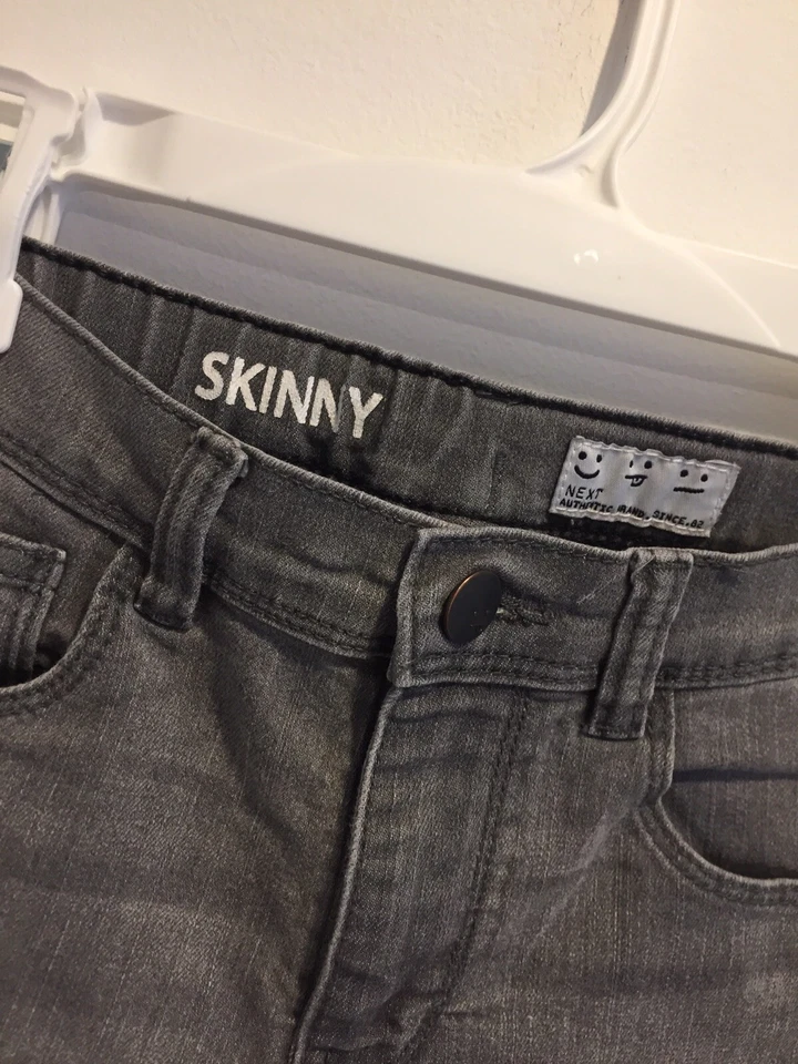 Pantalones de mezclilla gris ajustados Next UK para niños talla UK 7 años Foto 3 de 4