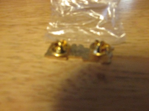 Vintage ""TOYS FOR TOTS"" Zugnadel goldfarben rot Emaille 1,5"" ZUGREVERS PIN-BACK - Bild 15 von 22