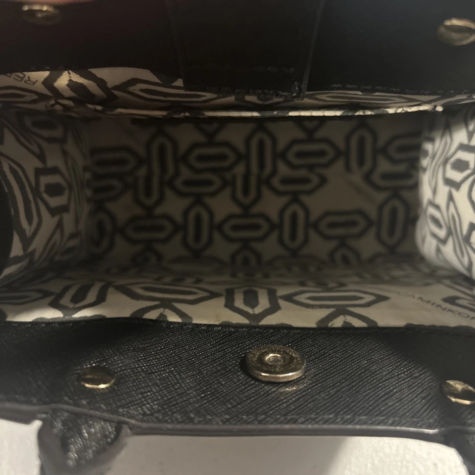 Bolso Bandolera Rebecca Minkoff Mini MAB Cuero Genuino Negro Dorado Herrajes Usado en Excelente Condición Foto 4 de 4