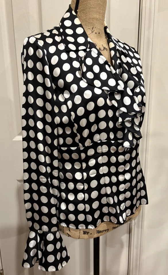 Blusa de seda Anne Klein cuello con volantes muñecas cuello en V talla 6 lunares blanco y negro Foto 2 de 4